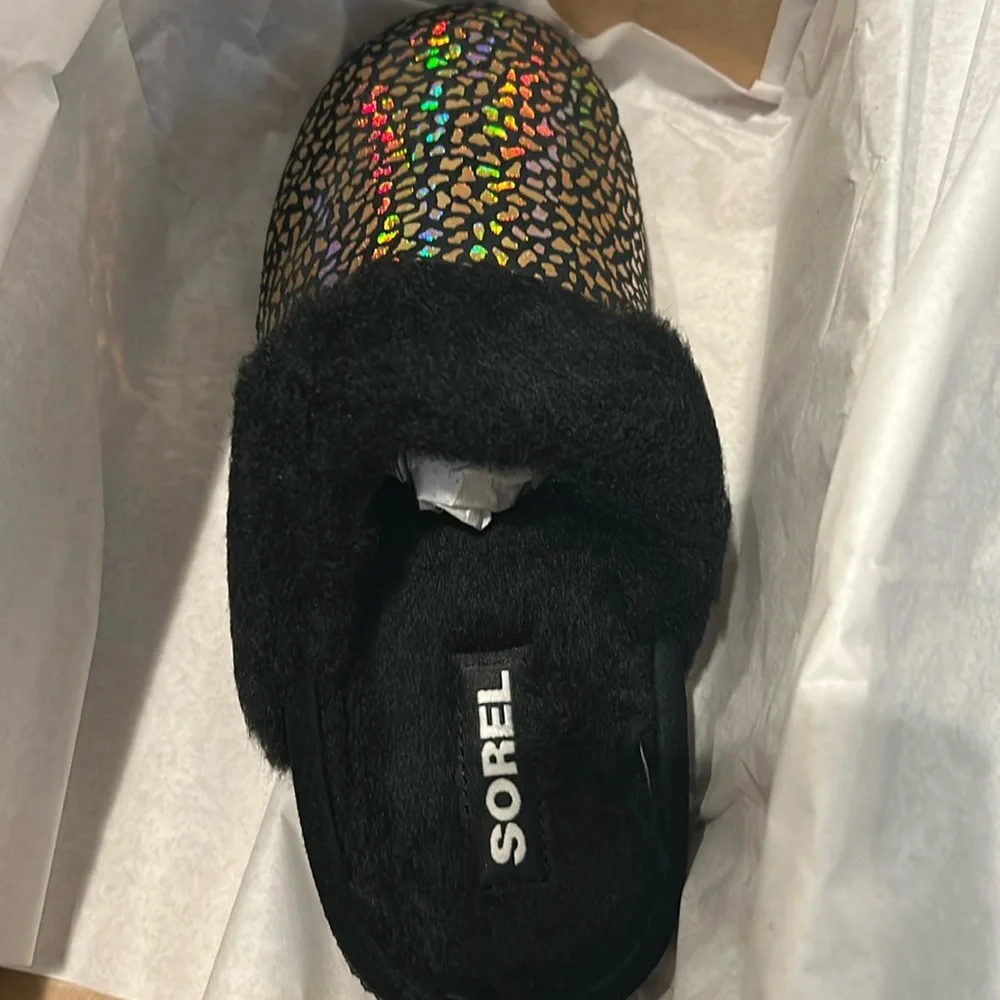 SOREL Youth Nakiska Slide II in Black and gold